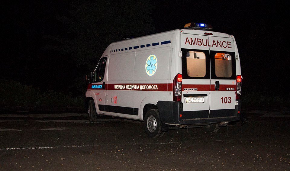 На Запорожском шоссе маршрутка "влетела" в гору щебня: есть пострадавшие 2