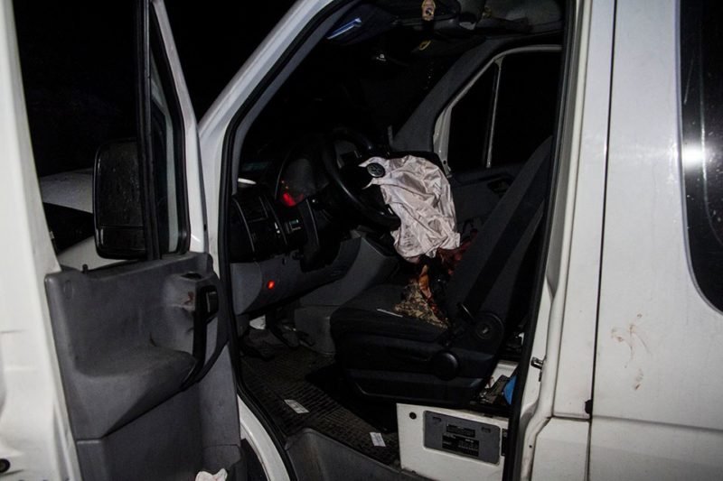 На Запорожском шоссе маршрутка "влетела" в гору щебня: есть пострадавшие 3