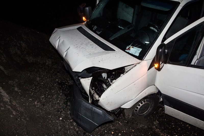 На Запорожском шоссе маршрутка "влетела" в гору щебня: есть пострадавшие 4