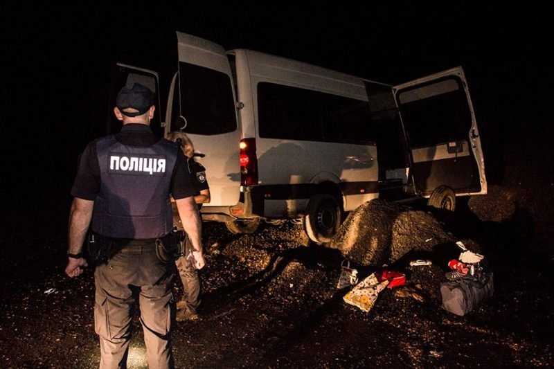 На Запорожском шоссе маршрутка "влетела" в гору щебня: есть пострадавшие 5