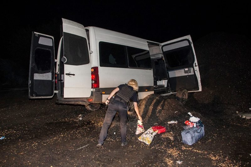 На Запорожском шоссе маршрутка "влетела" в гору щебня: есть пострадавшие 6