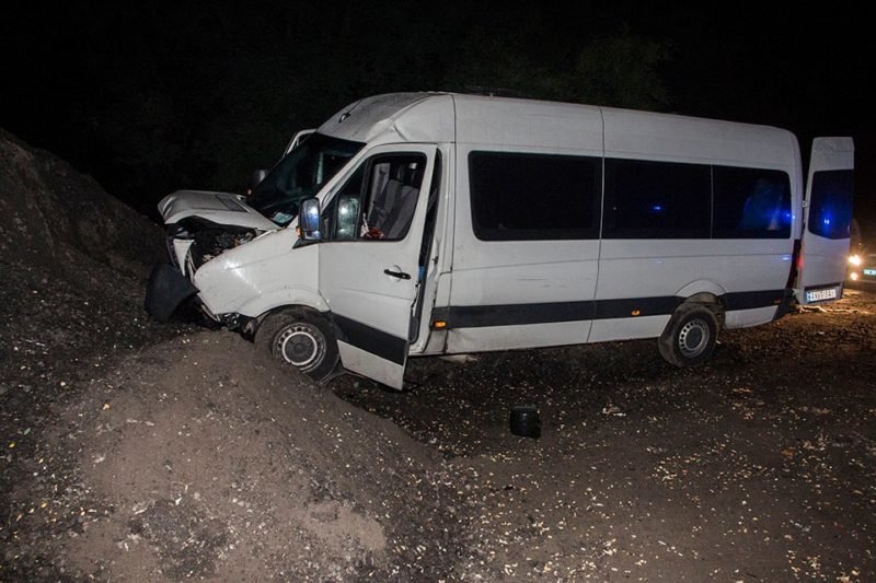 На Запорожском шоссе маршрутка "влетела" в гору щебня: есть пострадавшие 7