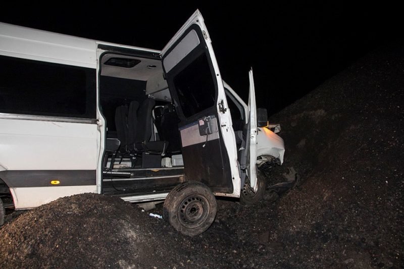 На Запорожском шоссе маршрутка "влетела" в гору щебня: есть пострадавшие 8