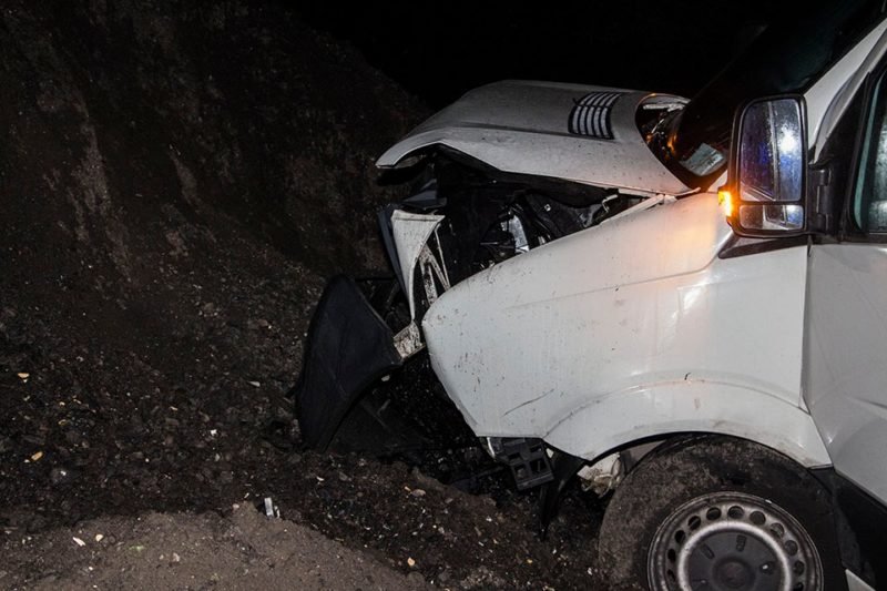 На Запорожском шоссе маршрутка "влетела" в гору щебня: есть пострадавшие 9