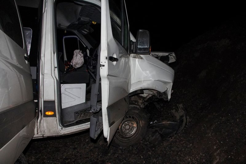На Запорожском шоссе маршрутка "влетела" в гору щебня: есть пострадавшие 10