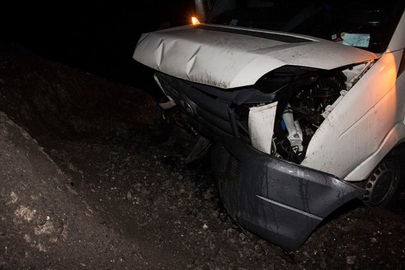 На Запорожском шоссе маршрутка "влетела" в гору щебня: есть пострадавшие 11