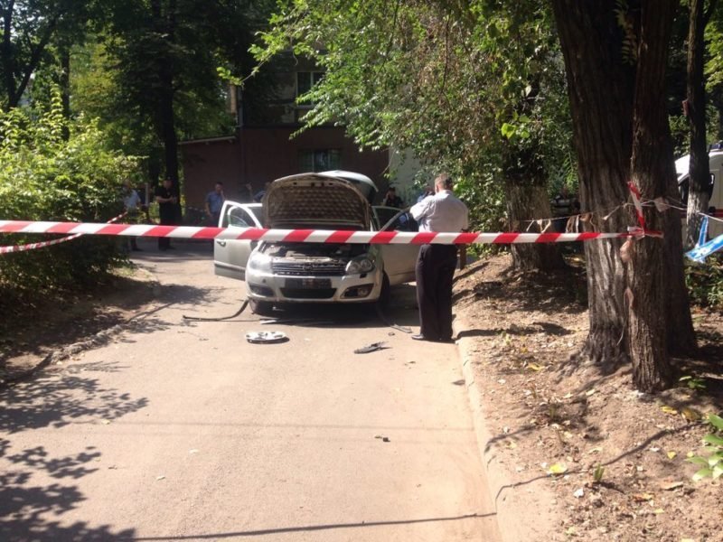 Во дворе возле проспекта Поля взорвался автомобиль: пострадала девушка 1