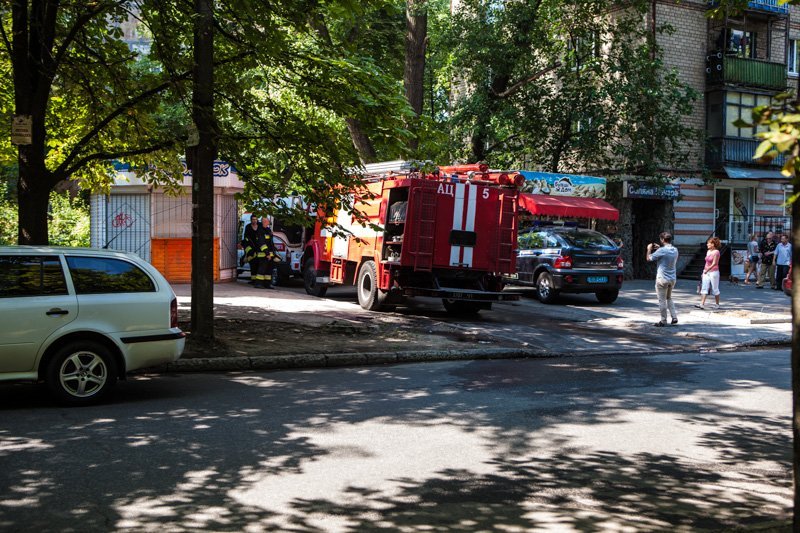 Во дворе возле проспекта Поля взорвался автомобиль: пострадала девушка 2
