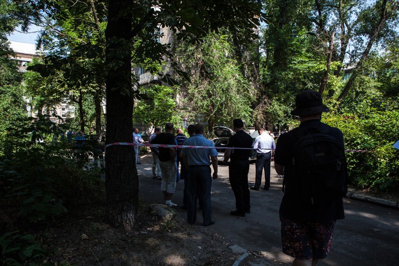 Во дворе возле проспекта Поля взорвался автомобиль: пострадала девушка 3