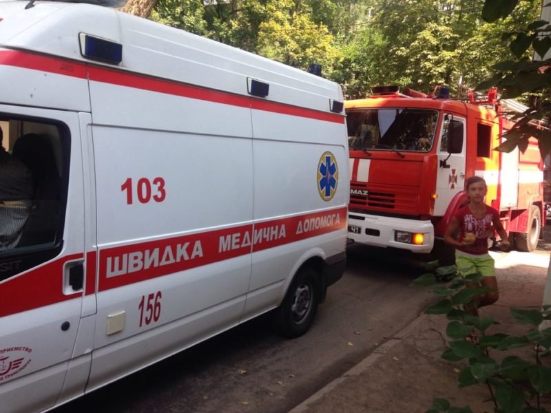 Во дворе возле проспекта Поля взорвался автомобиль: пострадала девушка 4