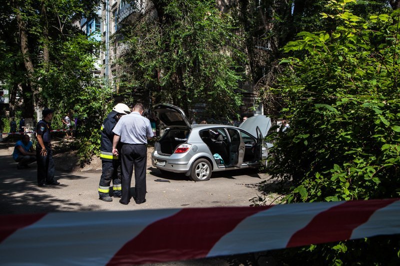 Во дворе возле проспекта Поля взорвался автомобиль: пострадала девушка 5