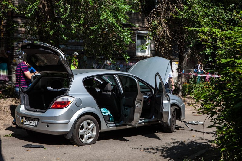 Во дворе возле проспекта Поля взорвался автомобиль: пострадала девушка 6