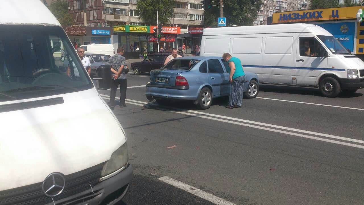 Тройное ДТП на Калиновой: столкнулись Mercedes, Opel и маршрутка 2