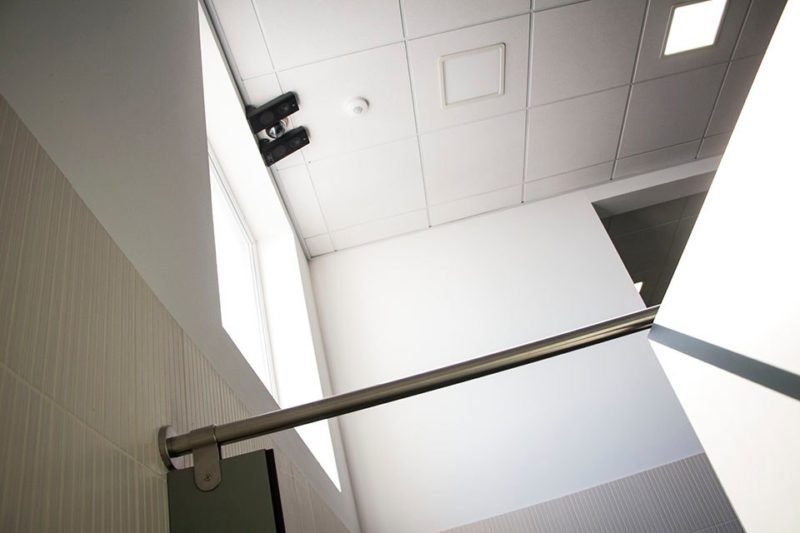 Все напоказ: в туалетах ТЦ "Наша Правда" подглядывают за посетителями 3