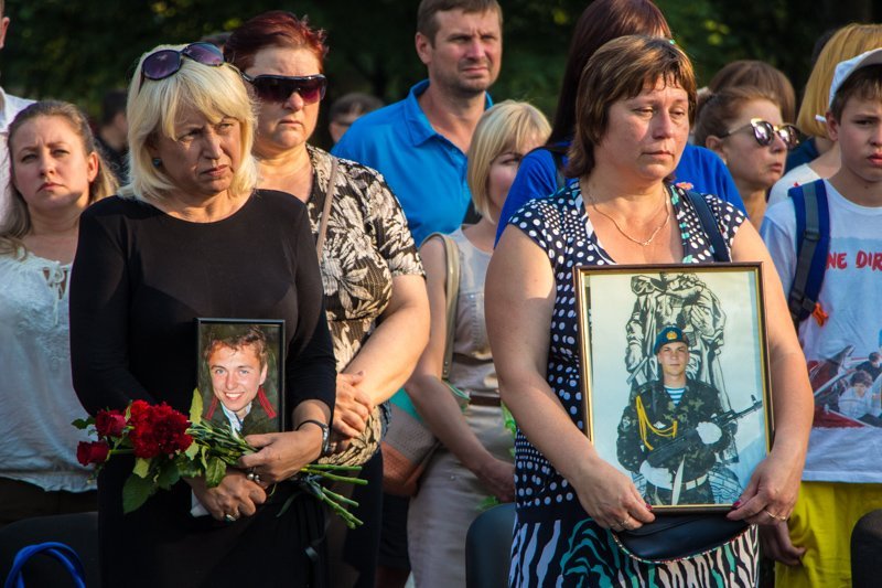 В Днепре на Аллее Памяти почтили погибших героев 2