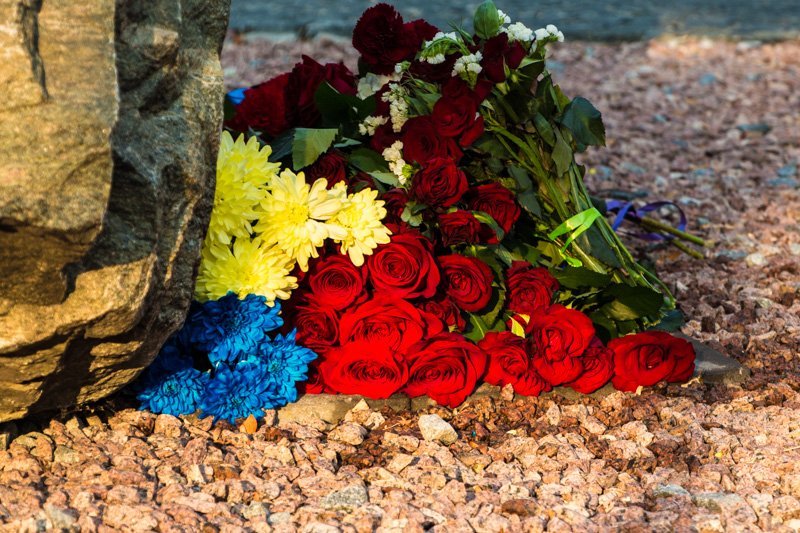 В Днепре на Аллее Памяти почтили погибших героев 8