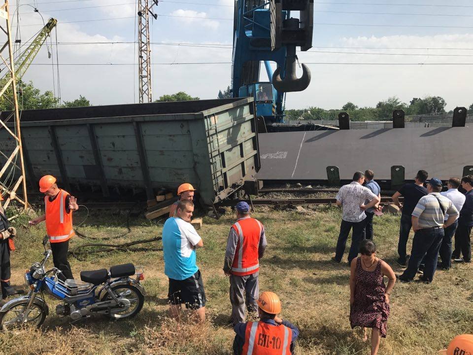 Под Днепром поезд сошел с рельсов 9