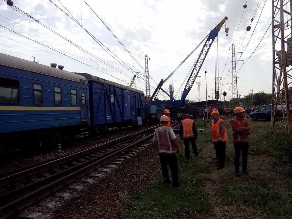 Под Днепром поезд сошел с рельсов 10