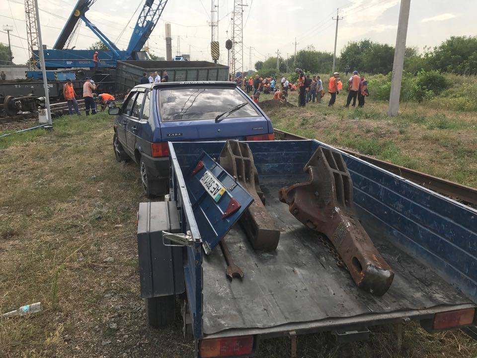 Под Днепром поезд сошел с рельсов 11
