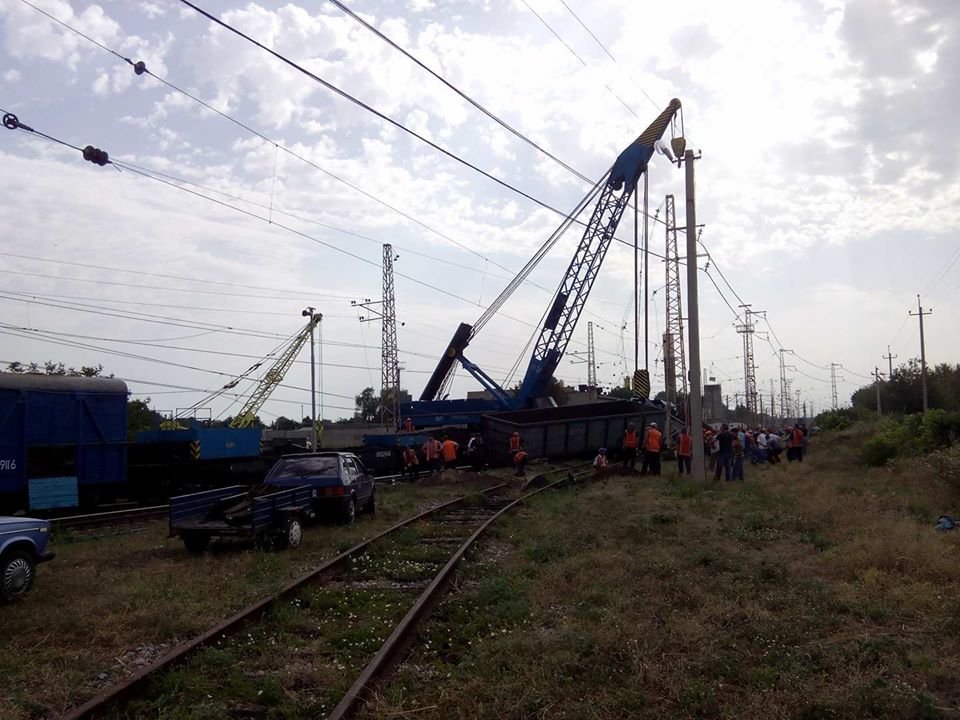 Под Днепром поезд сошел с рельсов 12