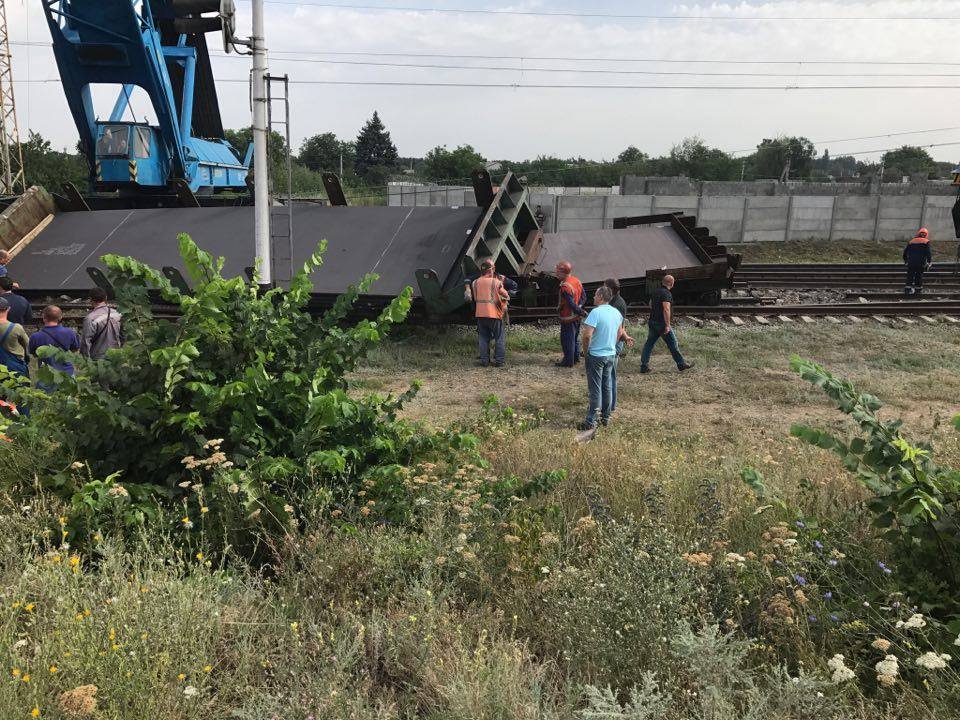 Под Днепром поезд сошел с рельсов 13