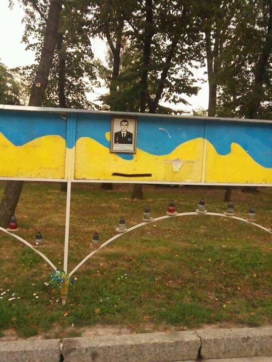 Ничего святого: на Аллее Героев вандалы сорвали фотографии погибших бойцов 2