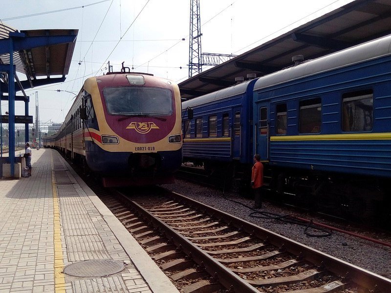 Под Днепром поезд сошел с рельсов: рассерженные пассажиры прибыли на три часа позже 3