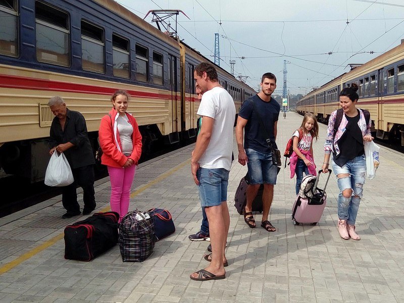 Под Днепром поезд сошел с рельсов: рассерженные пассажиры прибыли на три часа позже 4