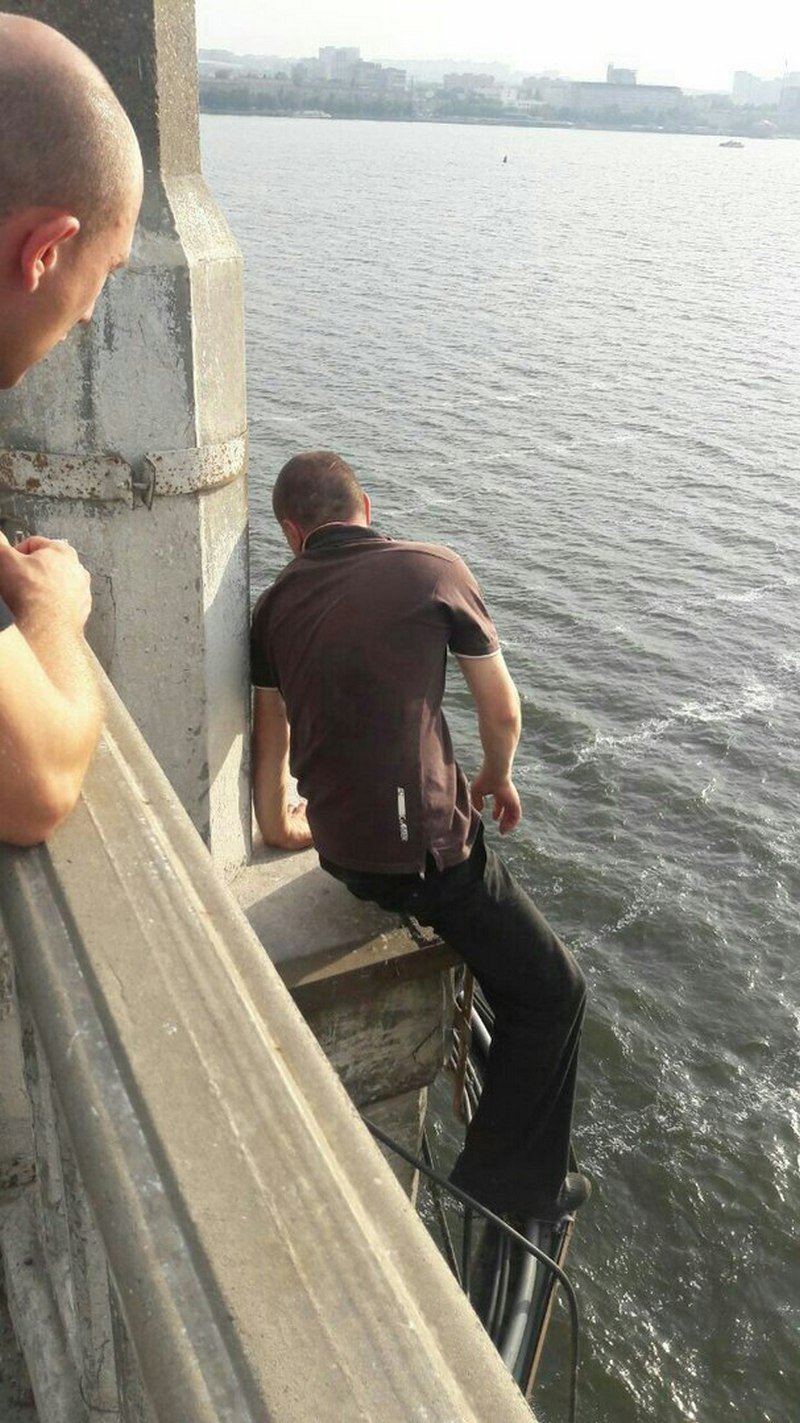 Патрульные сняли с Нового моста самоубийцу 1