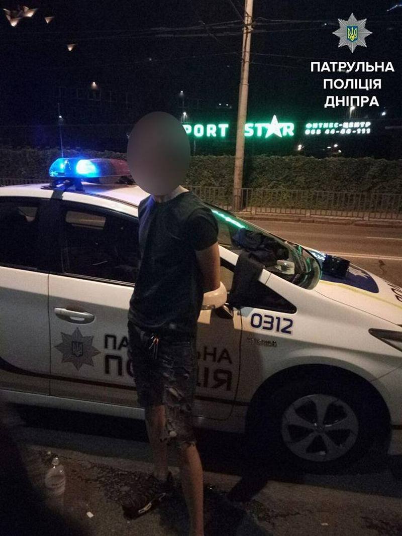 Драка и ножевые ранения: на Фестивальном причале патрульные задержали преступника 1