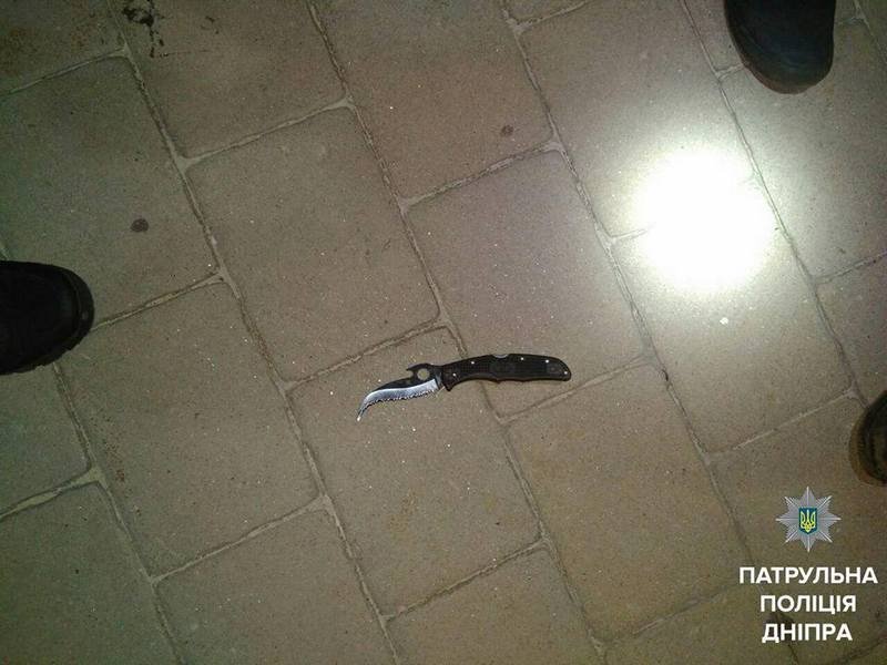 Драка и ножевые ранения: на Фестивальном причале патрульные задержали преступника 2