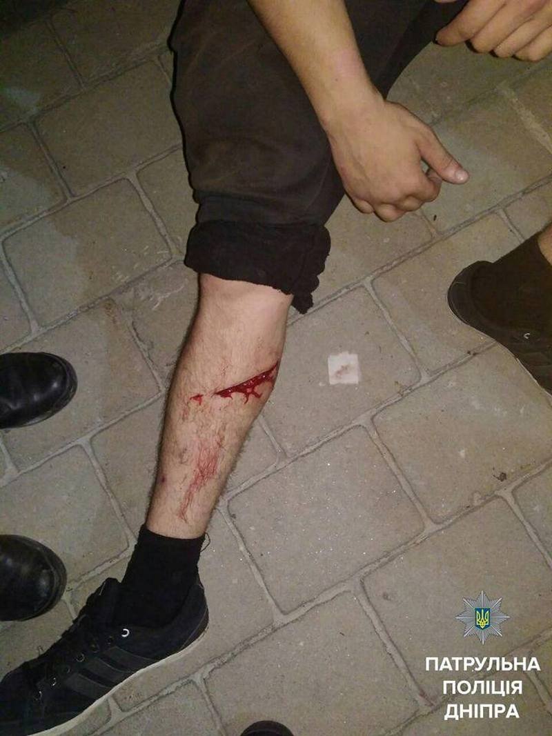 Драка и ножевые ранения: на Фестивальном причале патрульные задержали преступника 3