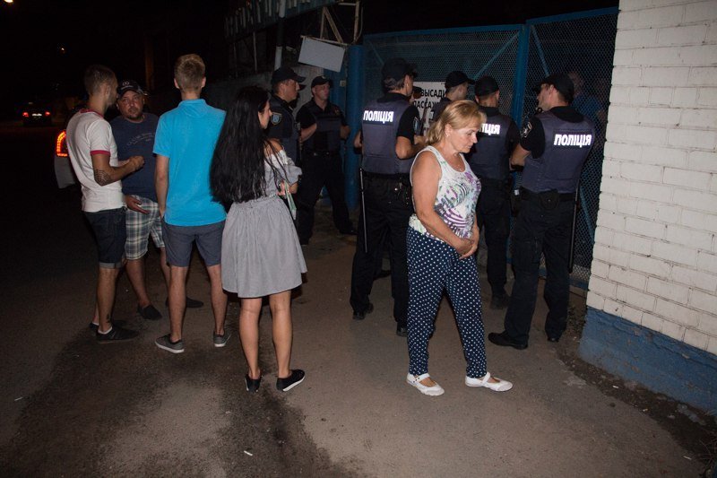 На улице Каруны захватили автостоянку: 87-летнего арендатора забрала "скорая" 1