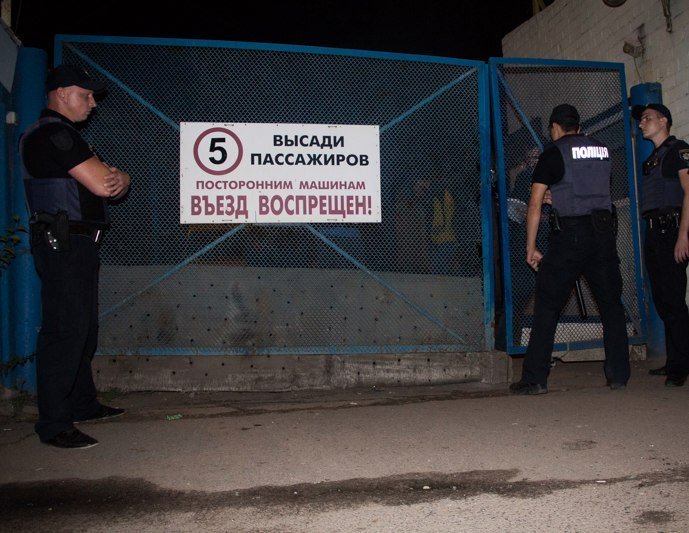 На улице Каруны захватили автостоянку: 87-летнего арендатора забрала "скорая" 2