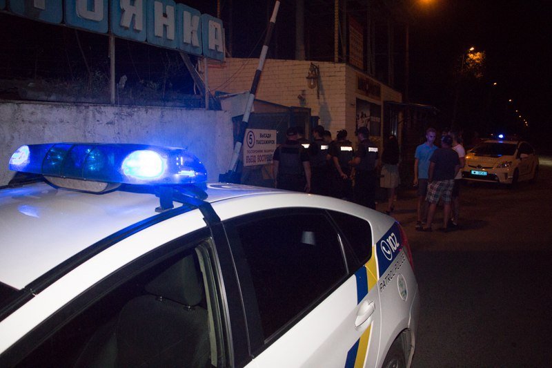 На улице Каруны захватили автостоянку: 87-летнего арендатора забрала "скорая" 3