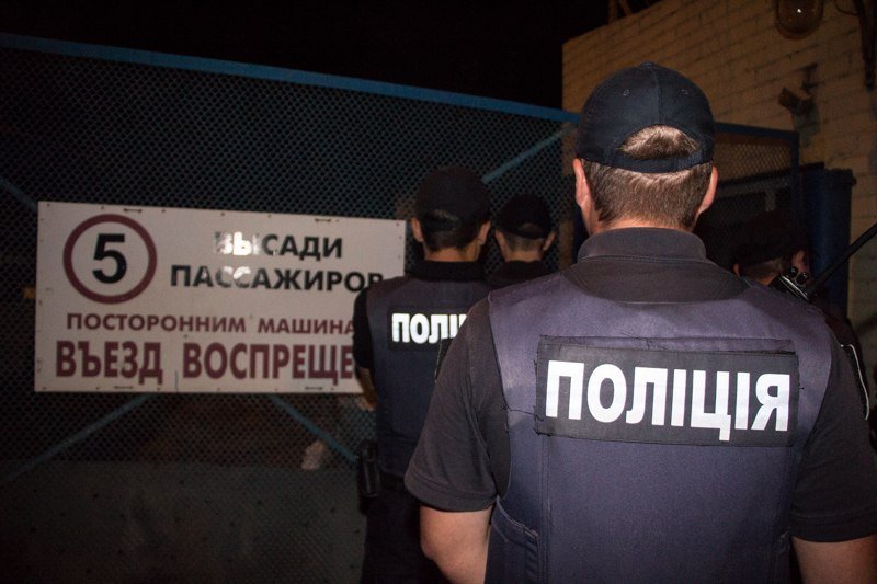 На улице Каруны захватили автостоянку: 87-летнего арендатора забрала "скорая" 5