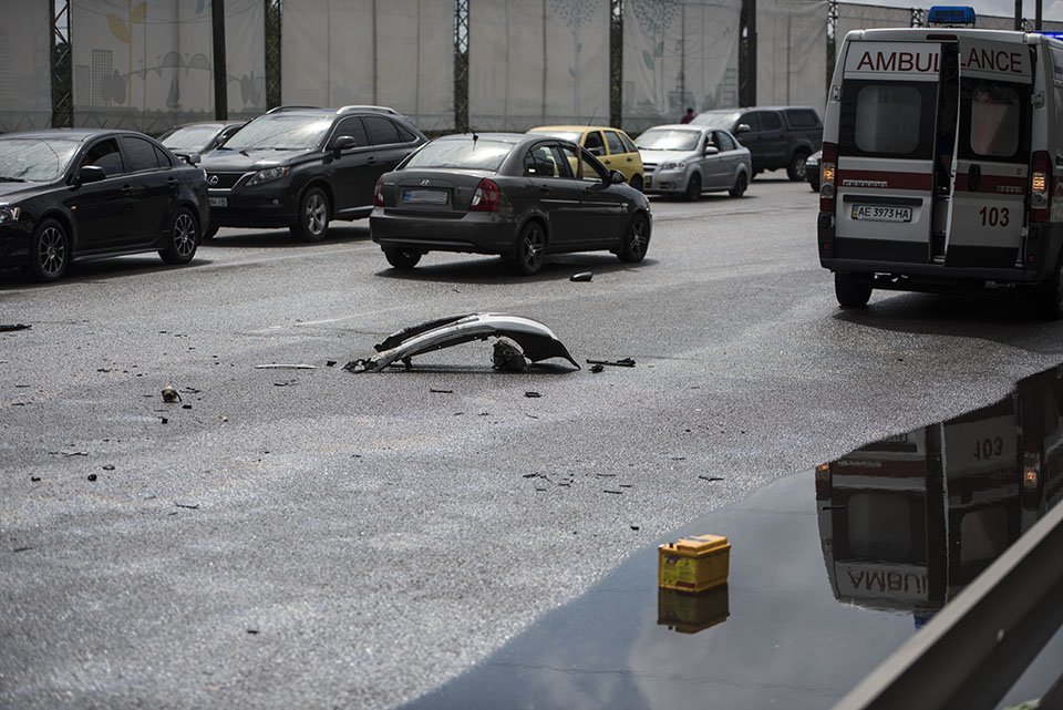 ДТП на Набережной: от удара из автомобиля вылетел двигатель 6