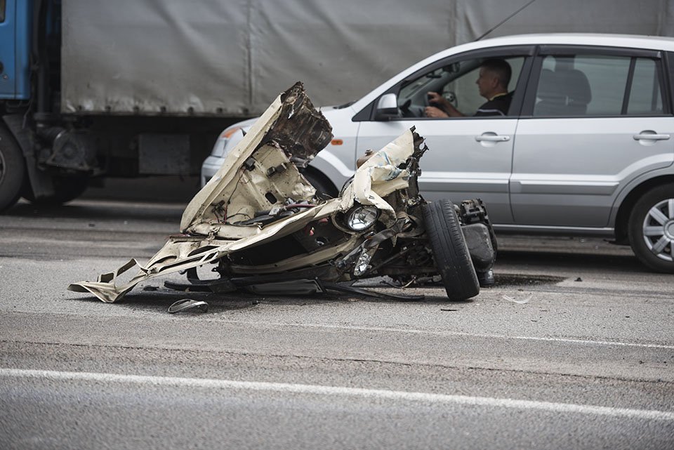 ДТП на Набережной: от удара из автомобиля вылетел двигатель 8