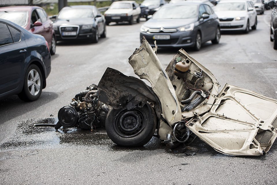 ДТП на Набережной: от удара из автомобиля вылетел двигатель 10