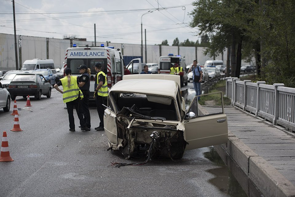 ДТП на Набережной: от удара из автомобиля вылетел двигатель 12