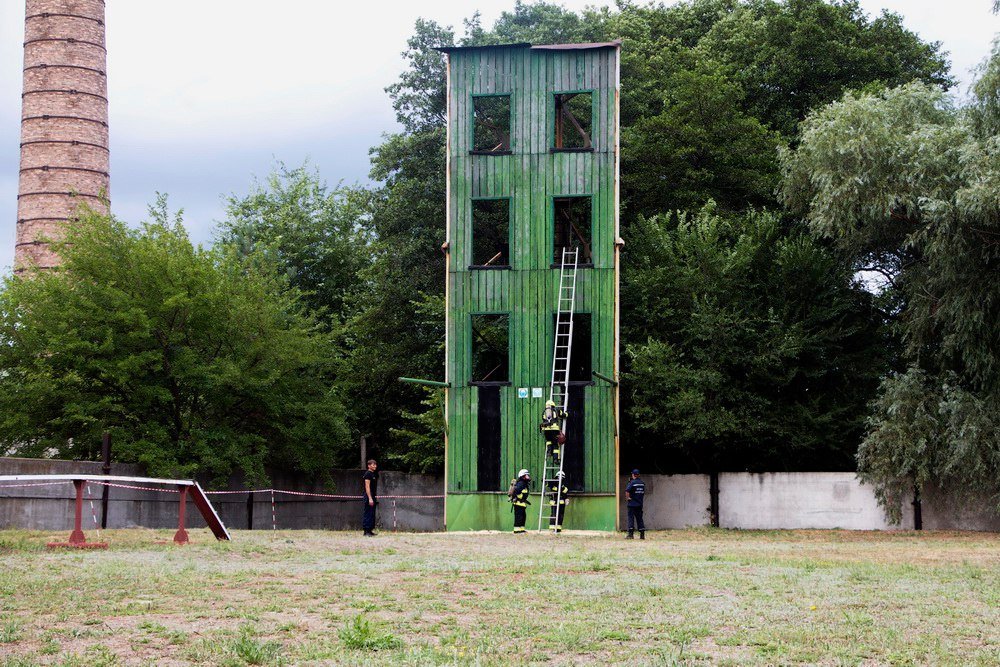 Пожары, землетрясения и ДТП: в Днепре волонтеры учатся спасать людей 8