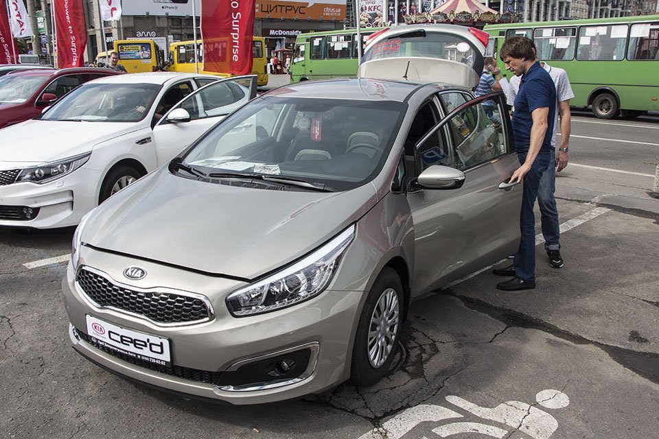 В центре Днепра проходит бесплатный тест-драйв 12