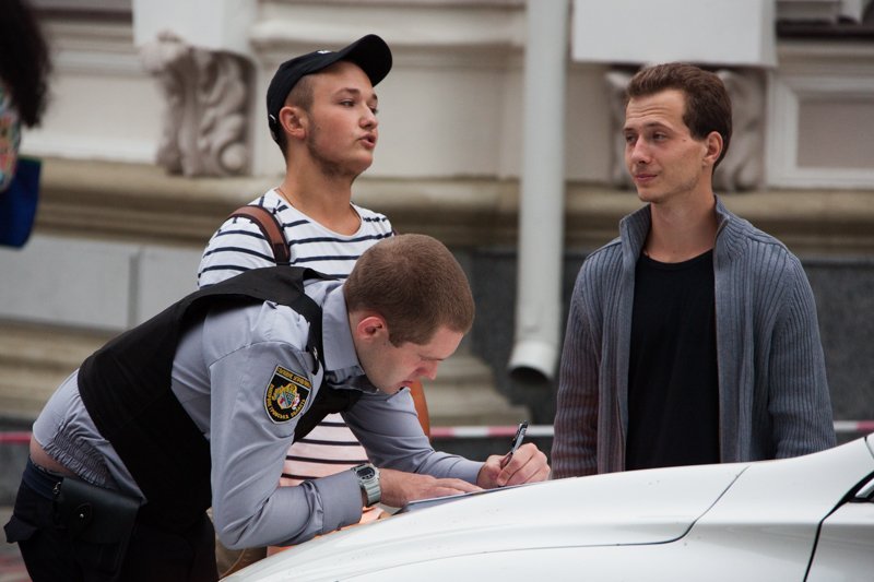 Стрельба на Сечевых Стрельцов возле церкви: наркоман "танцевал" на Infiniti, в которой были женщина и маленький ребенок 4