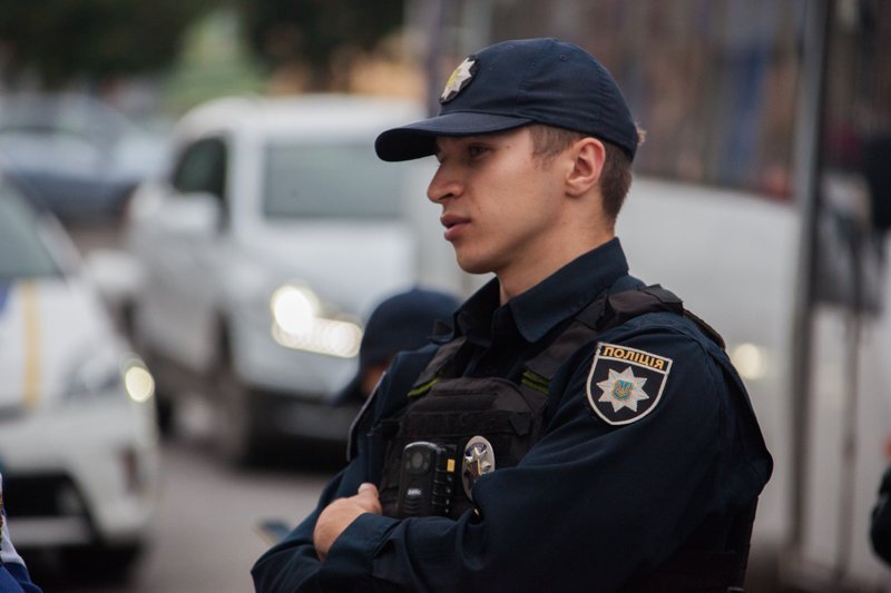 Стрельба на Сечевых Стрельцов возле церкви: наркоман "танцевал" на Infiniti, в которой были женщина и маленький ребенок 6