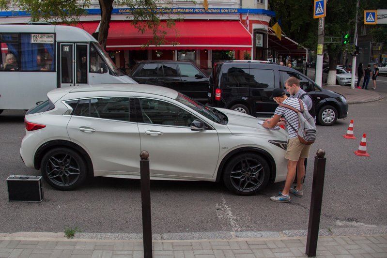 Стрельба на Сечевых Стрельцов возле церкви: наркоман "танцевал" на Infiniti, в которой были женщина и маленький ребенок 7