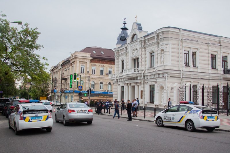 Стрельба на Сечевых Стрельцов возле церкви: наркоман "танцевал" на Infiniti, в которой были женщина и маленький ребенок 8