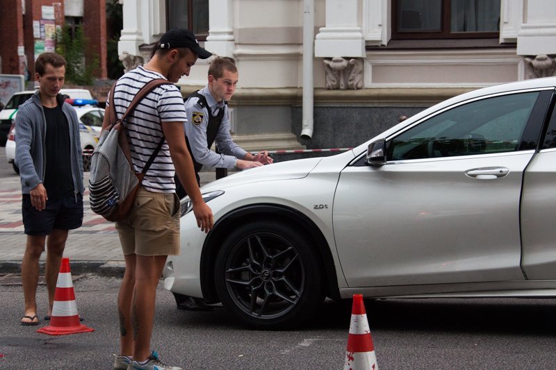Стрельба на Сечевых Стрельцов возле церкви: наркоман "танцевал" на Infiniti, в которой были женщина и маленький ребенок 9