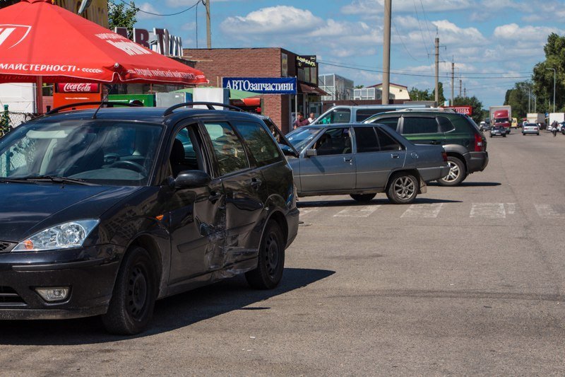 На Сухомлинского столкнулись Ford и Mitsubishi: подробности ДТП 1