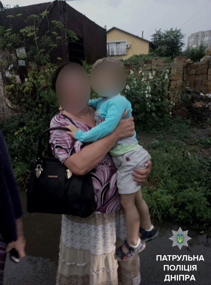 Минутка добра: в Днепре полицейские помогли бабушке найти внука 1