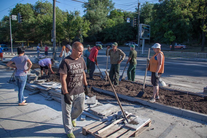Полиция и десятки людей: что происходит возле ресторана на Набережной 1